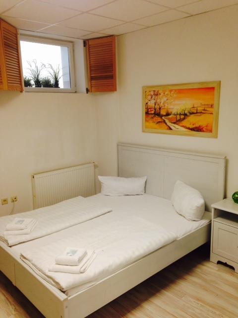Airport Hostel Халльбергмос Экстерьер фото
