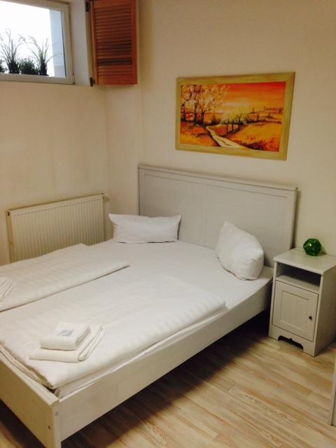 Airport Hostel Халльбергмос Экстерьер фото